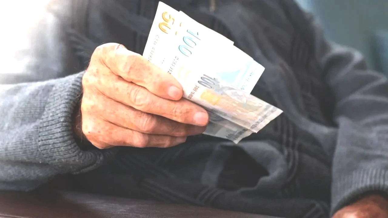 Hükümet kanadından yapılan açıklamalarda, mevcut durumda yürürlükte olan emeklilik şartlarının geçerliliğini koruduğu vurgulanıyor.