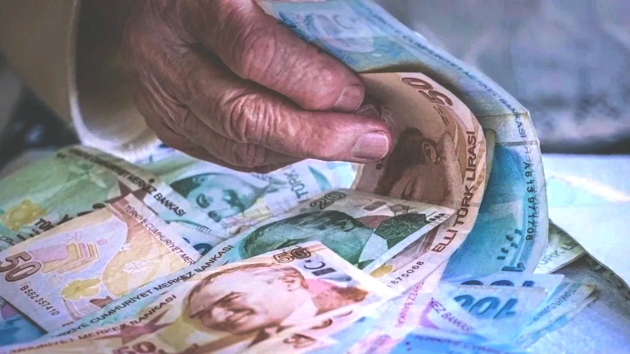 Özellikle 2000–2008 yılları arasında sigorta girişi olan vatandaşlar, yaş ve prim şartlarında yeni bir düzenleme olup olmayacağını yakından takip ediyor.