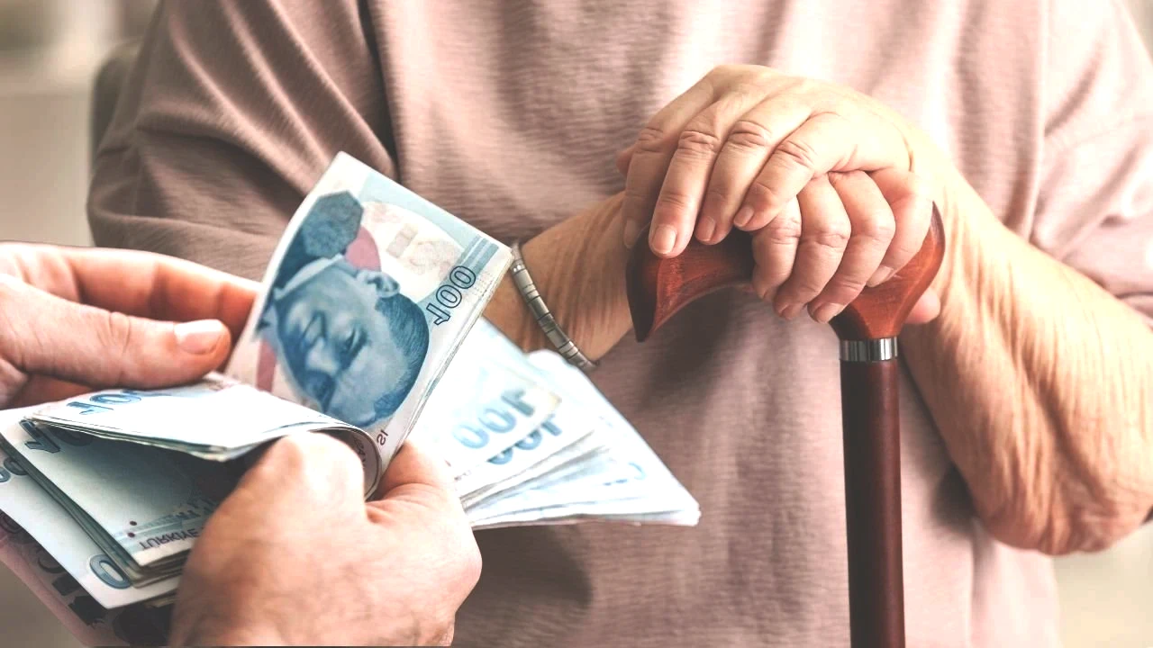 TORBA YASADA VAR MI?  2026 yılı itibarıyla Meclis gündeminde bulunan torba yasa paketlerinde farklı sosyal güvenlik düzenlemeleri yer alıyor.  Ancak kademeli emeklilikle ilgili net bir madde ya da yürürlüğe giren bir düzenleme bulunmuyor.