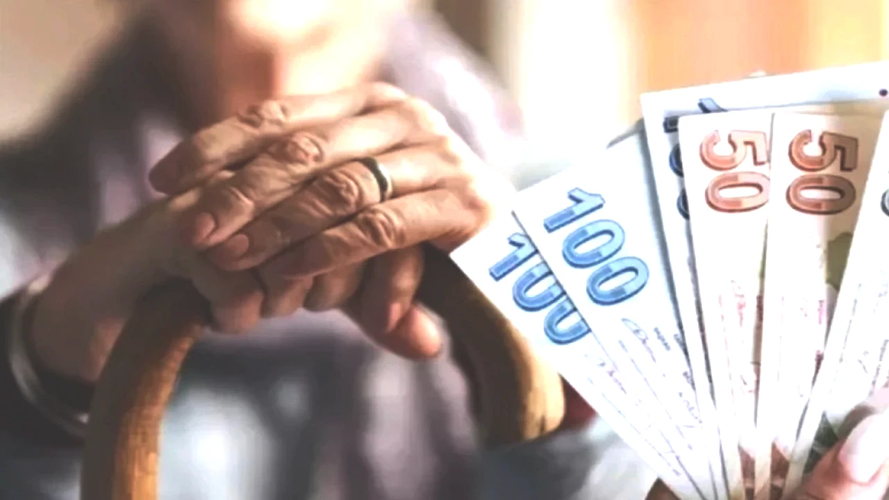 BEKLENTİ SÜRÜYOR  Milyonlarca çalışan için kritik öneme sahip olan kademeli emeklilik düzenlemesi, gündemdeki yerini korumaya devam ediyor.  Gözler hem Meclis’te olası adımlarda hem de yetkililerden gelecek açıklamalarda.